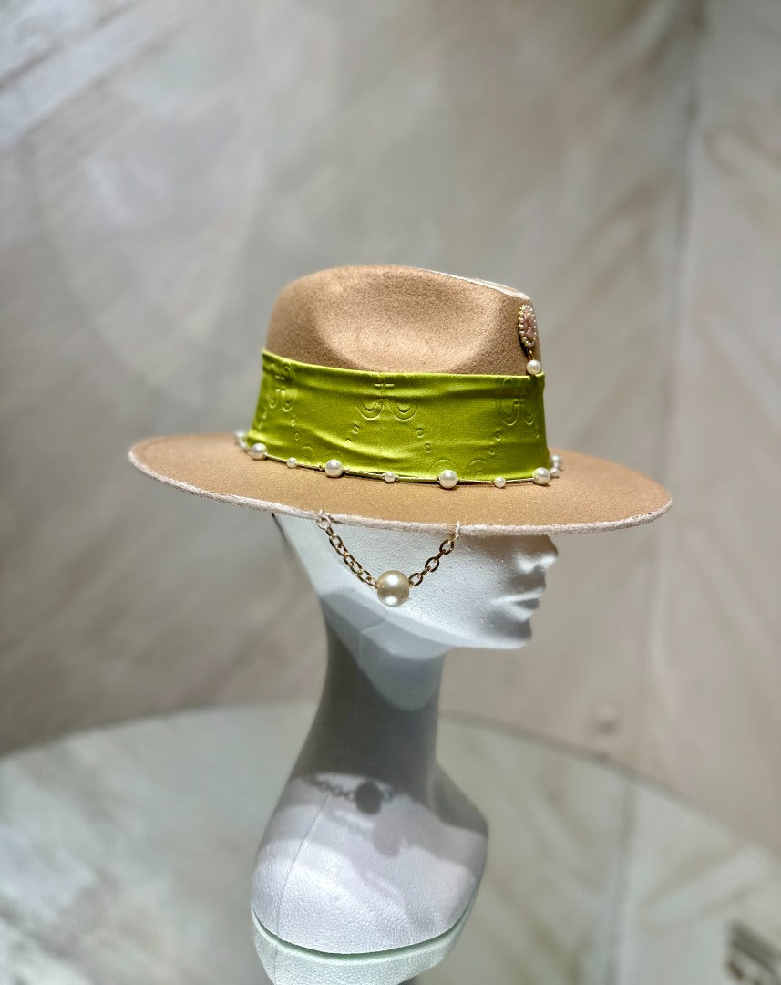 Palarie Bej cu Esarfa Verde
