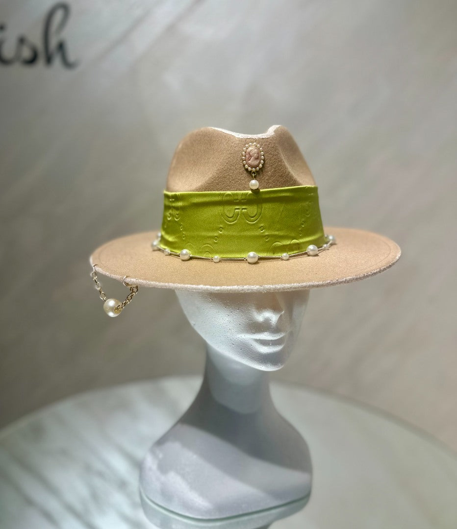 Palarie Bej cu Esarfa Verde
