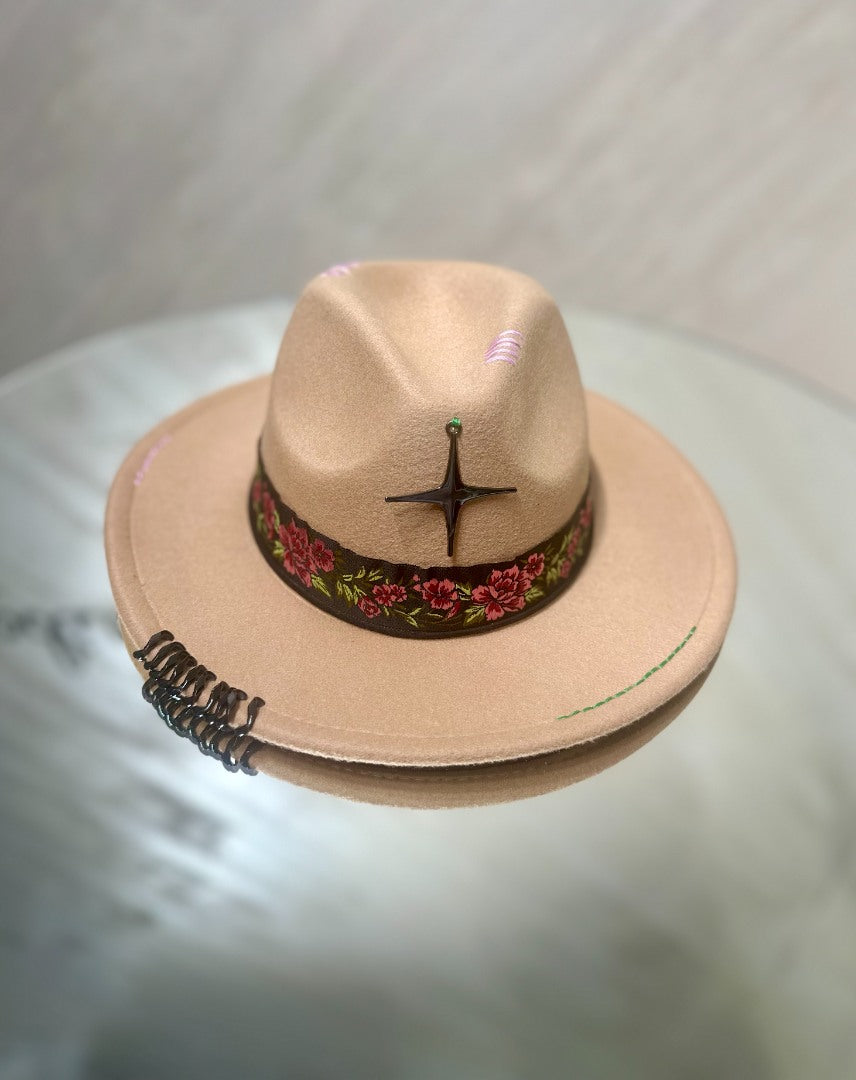Palarie Bej cu Bentita Motive Traditionale