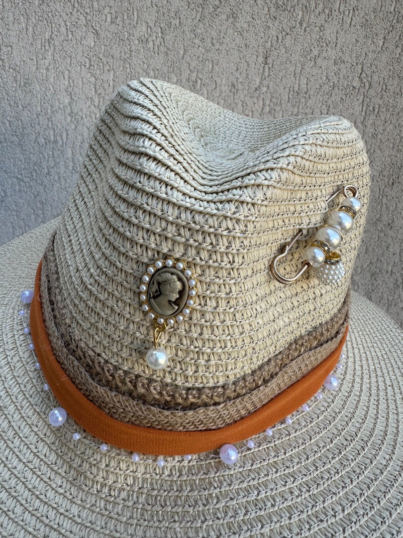 24h Palarie Bej cu Accesorii Aurii si Perle