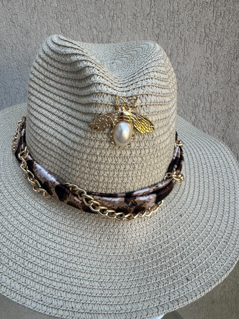 Palarie Bej cu Accesorii Aurii si Esarfa