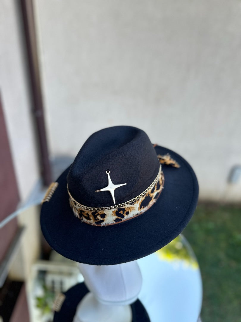 Palarie Neagra cu Accesorii Aurii